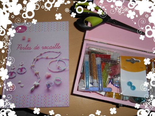 Tenter de ranger mon bor*** dans les perles et tout ce qui va avec... et essayer de bidouiller... en vain.. c'est dur de tenir un fil et des perles... mais çà fait du bien de les toucher, de voir toutes ces couleurs, de penser à des idées de bracelets, voire tuto vidéos, quand çà ira mieux...